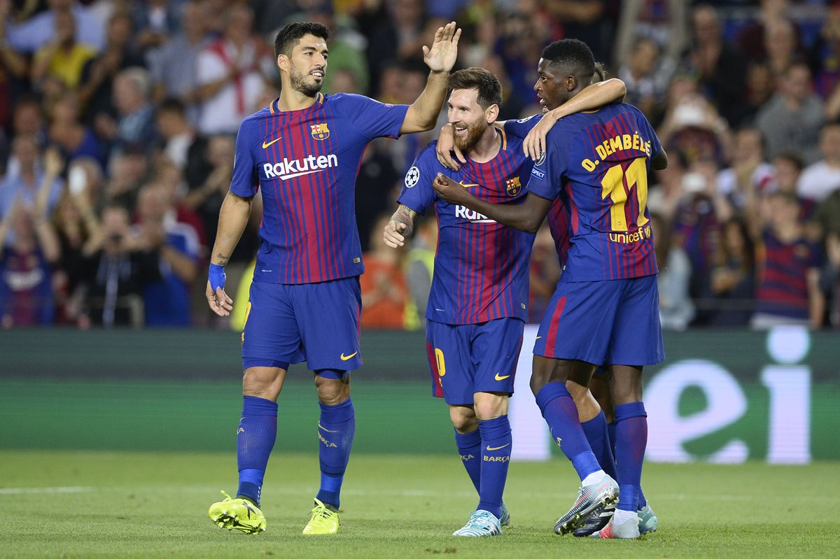 Lionel Messi festeja con sus compañeros de fórmula Luis Suárez y Ousmane Dembélé, luego de marcar un doblete a la Juventus. (Foto Prensa Libre: AFP)