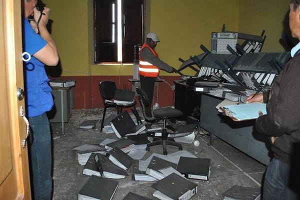 Trabajadores municipales hacen un recuento del robo. (Foto Prensa Libre: Aroldo Marroquín)