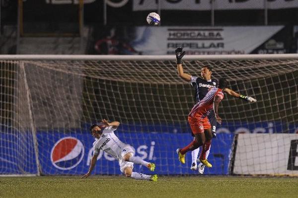 Álvaro Salazar sorprendió al portero de los albos, Juan José Paredes,  y anotó el gol de Iztapa, al 38 de juego. (Foto Prensa Libre: Eduardo González)