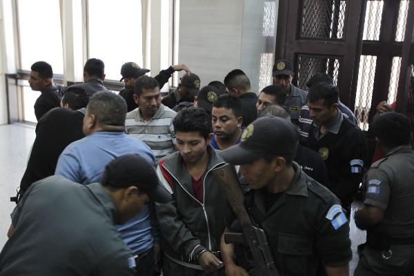 Acusados de la muerte de 11 recolectores de basura salen de la sala tras ser llevados a juicio.<br _mce_bogus="1"/>