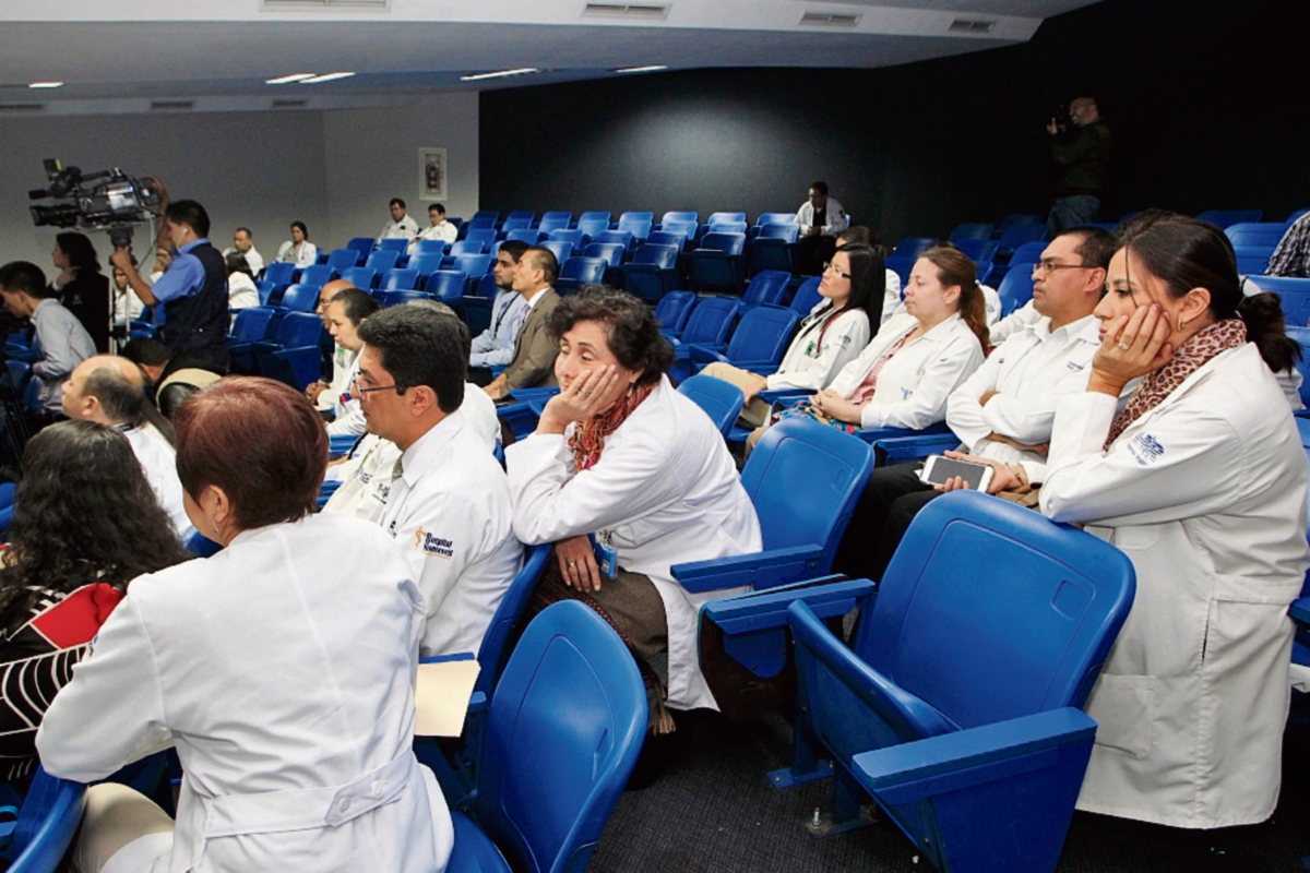 Médicos durante la reunión con la junta directiva del Roosevelt y el ministro de Salud, Mariano Rayo. (Foto Prensa Libre: Edwin Bercián)