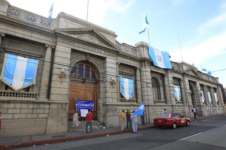 En el Congreso se analizan los perfiles de los trabajadores para disminuir las contrataciones. (Foto Prensa Libre: Hemeroteca PL)