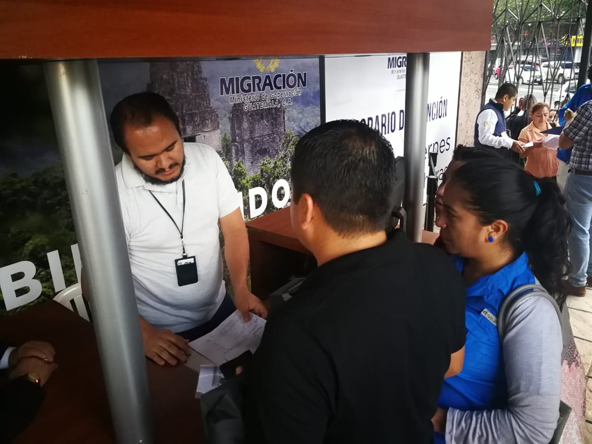 Los guatemaltecos interesados en tramitar un pasaporte deben esperar más de tres meses para obtener una cita en el Centro de Emisión de Pasaportes. (Foto Prensa Libre: Hemeroteca PL)