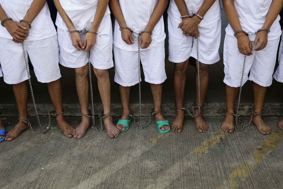 Pandilleros salvadoreños durante una revisión de rutina en una cárcel de ese país. (Foto Prensa Libre: AFP).