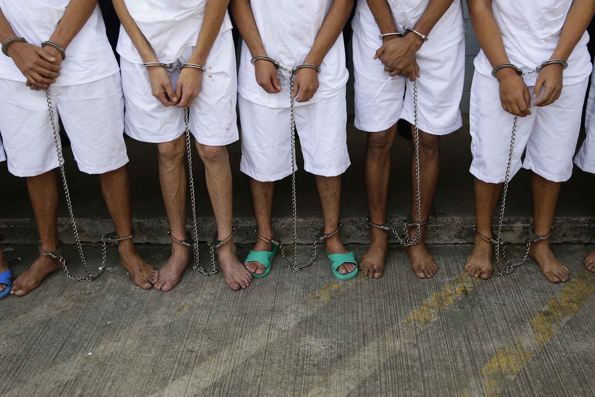 Pandilleros salvadoreños durante una revisión de rutina en una cárcel de ese país. (Foto Prensa Libre: AFP).