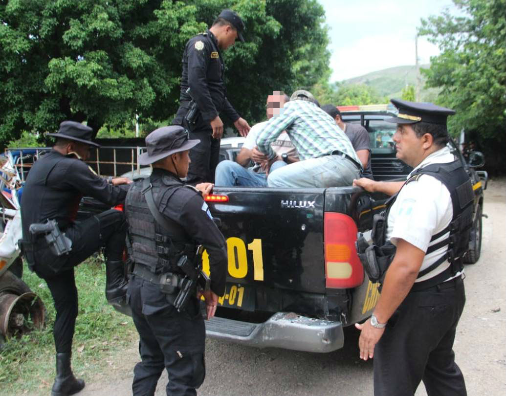 Agentes de la Policía Nacional Civil trasladaron a los ocho capturados al Juzgado de Paz de Chiquimula.(Foto Prensa Libre: Mario Morales)