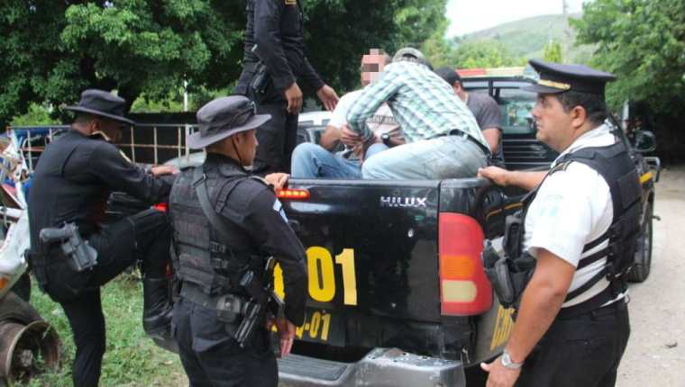 Agentes de la Policía Nacional Civil trasladaron a los ocho capturados al Juzgado de Paz de Chiquimula.(Foto Prensa Libre: Mario Morales)