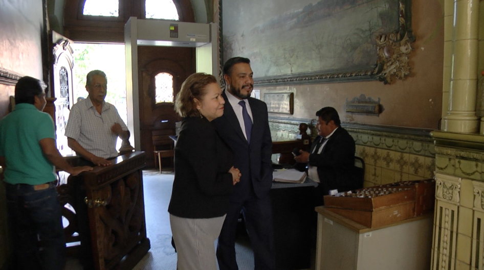 Los diputados Javier Hernández e Ileana Calles ingresan en el TSE para reunirse con los magistrados. (Foto Prensa LIbre: Guatevisión)