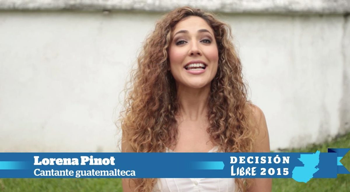 La cantante guatemalteca Lorena Pinot se une al fervor cívico. (Foto Prensa Libre: Ángel Elías)
