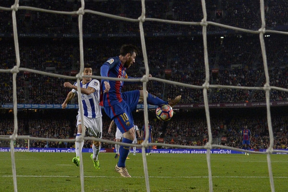 Lionel Messi anotó dos goles en la sufrida victoria del Barcelona contra la Real Sociedad. (Foto Prensa Libre: AFP)