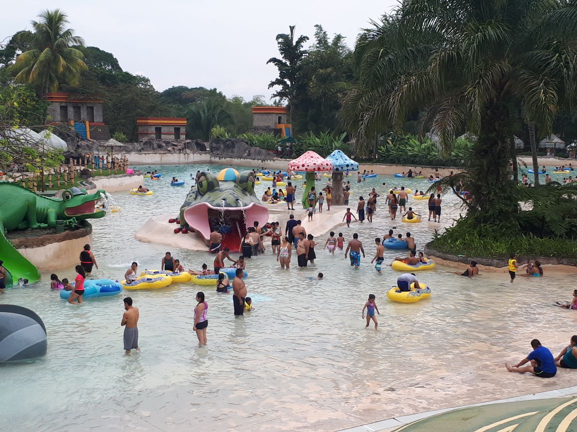 Decenas de familia se han dado cita para recrearse en el parque acuático Xocomil, en Retalhuleu. (Foto Prensa Libre: Rolando Miranda).