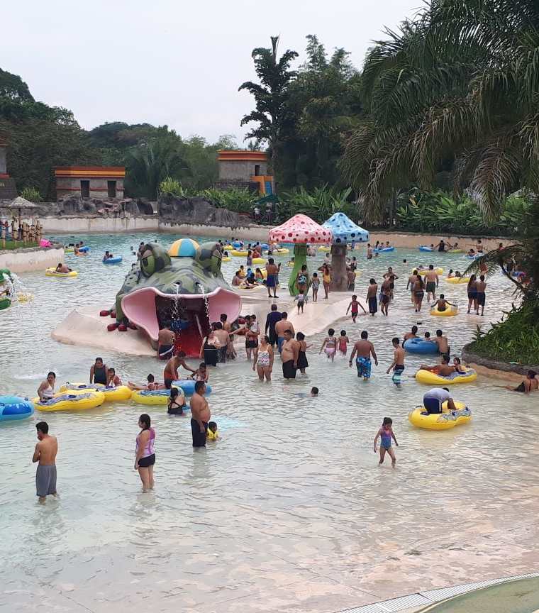 Decenas de familia se han dado cita para recrearse en el parque acuático Xocomil, en Retalhuleu. (Foto Prensa Libre: Rolando Miranda).