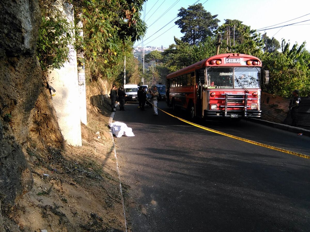 Se presume que desde un vehículo fue arrojado el cadáver a la carretera. (Foto Prensa Libre: Estuardo Paredes)