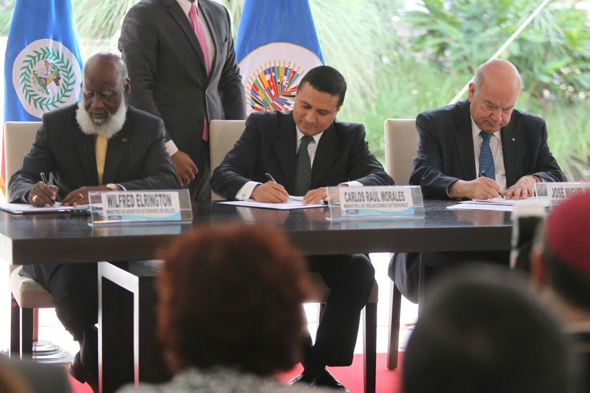 Los cancilleres de Belice y Guatemala firmaron un acuerdo con el que buscan avanzar en la solución del centenario diferendo territorial. (Foto Prensa Libre: E. García)