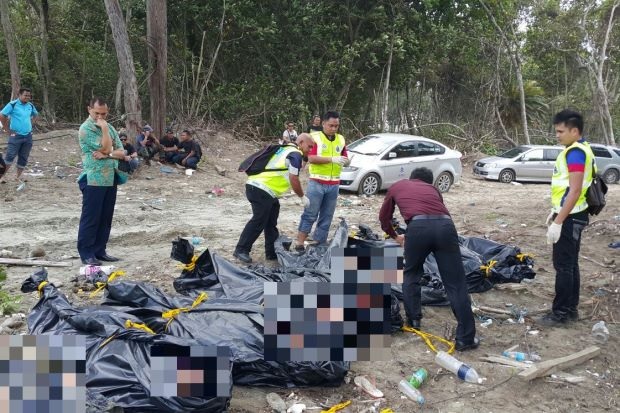 Mueren trece personas en nuafragio de barco. (Foto Prensa Libre: EFE)