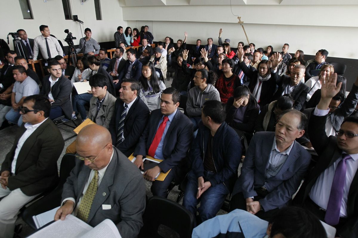 Importadores nacionales y extranjeros señalados de pagar sobornos a la Línea se presentan a rendir su primera declaración. (Foto Prensa Libre: Paulo Raquec)