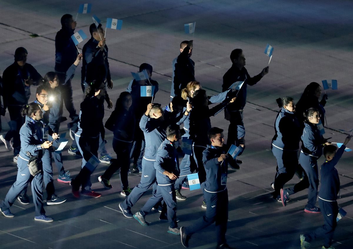 Los atletas nacionales mostraron su alegría durante el acto en el Estadio Metropolitano. (Foto Prensa Libre: Carlos Vicente).
