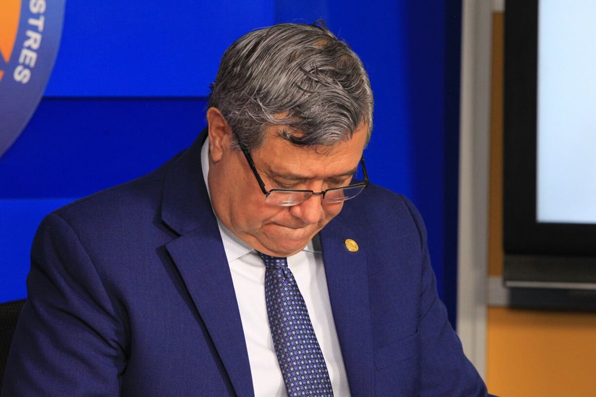 El presidente en funciones, Jafeth Cabrera, anuncia la derogación del estado de Prevención. (Foto Prensa Libre: Esbin García)