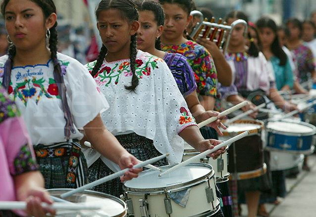 Una banda escolar participó con trajes típicos en el desfile del 15 de septiembre de 2002. (Foto: Hemeroteca PL)