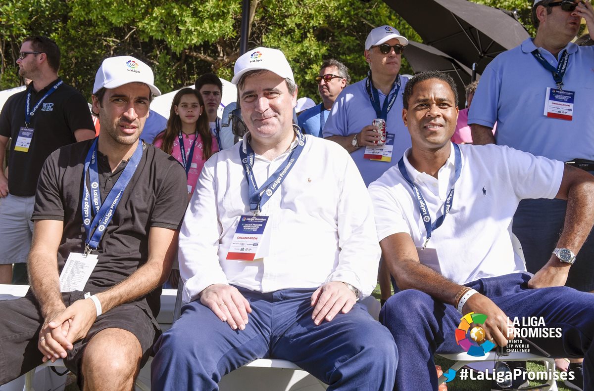 Raúl González (izquierda) y el exjugador internacional del F.C. Barcelona, Patrick Kluivert (derecha), en el último día de competición de LaLiga Promises. (Foto Prensa Libre: EFE).