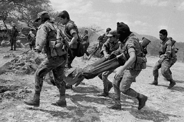 Soldados captados luego de un enfrentamiento con la guerrilla. (Foto Prensa Libre: Archivo)<br _mce_bogus="1"/>