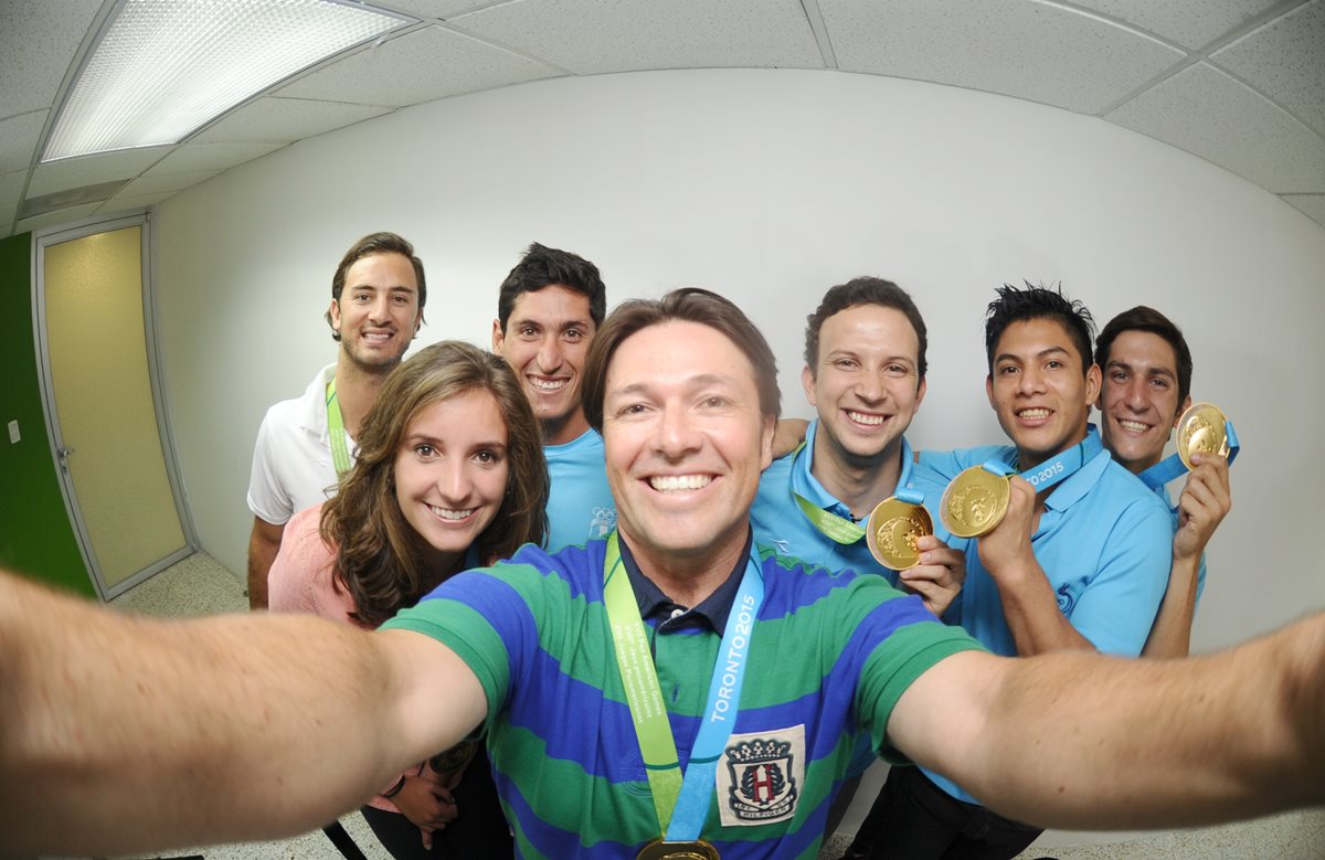 Hebert Brol, seleccionado de tiro, encabeza el selfie de los medallistas de oro de los Panamericanos. (Foto Prensa Libre: Francisco Sánchez)