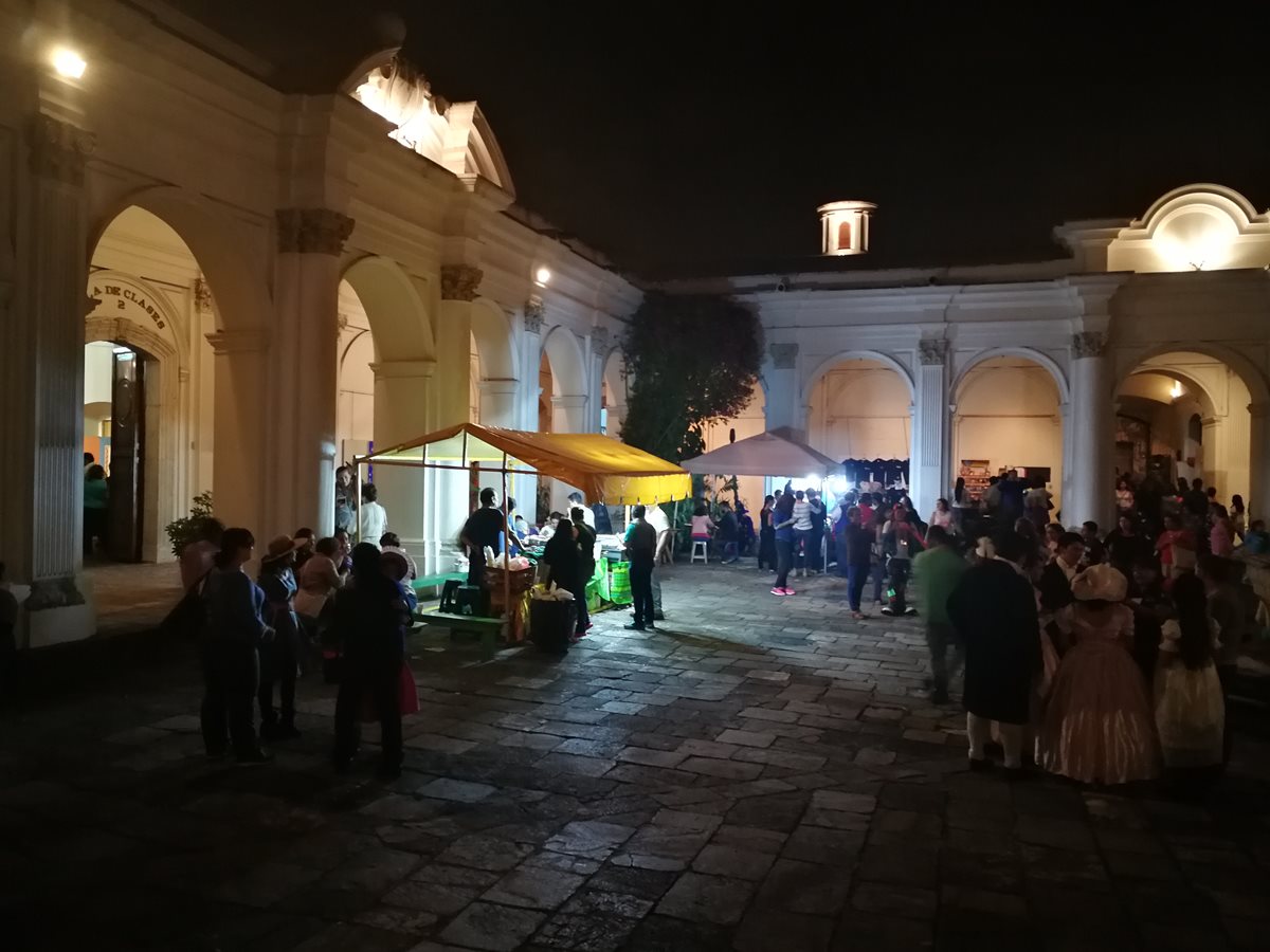 Decenas de personas visitan el Musac durante la celebración de la Noche de los Muesos. (Foto Prensa Libre: Pablo Juárez Andrino)