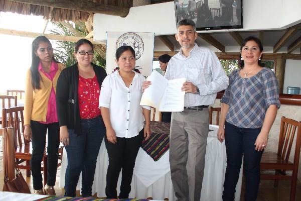 Salubristas muestran carta.