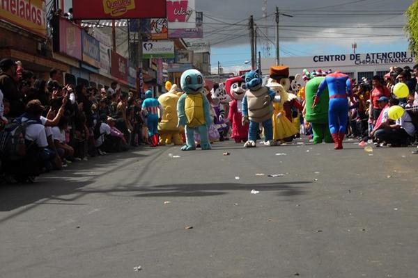 Visitantes y pobladores de Chimaltenango disfrutan del baile de disfraces del Día de Reyes. (Foto Prensa Libre: Jose Rosales)<br _mce_bogus="1"/>