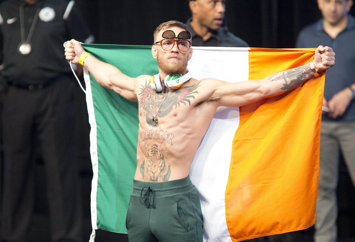 Conor McGregor posa con la bandera de su natal Irlanda.
