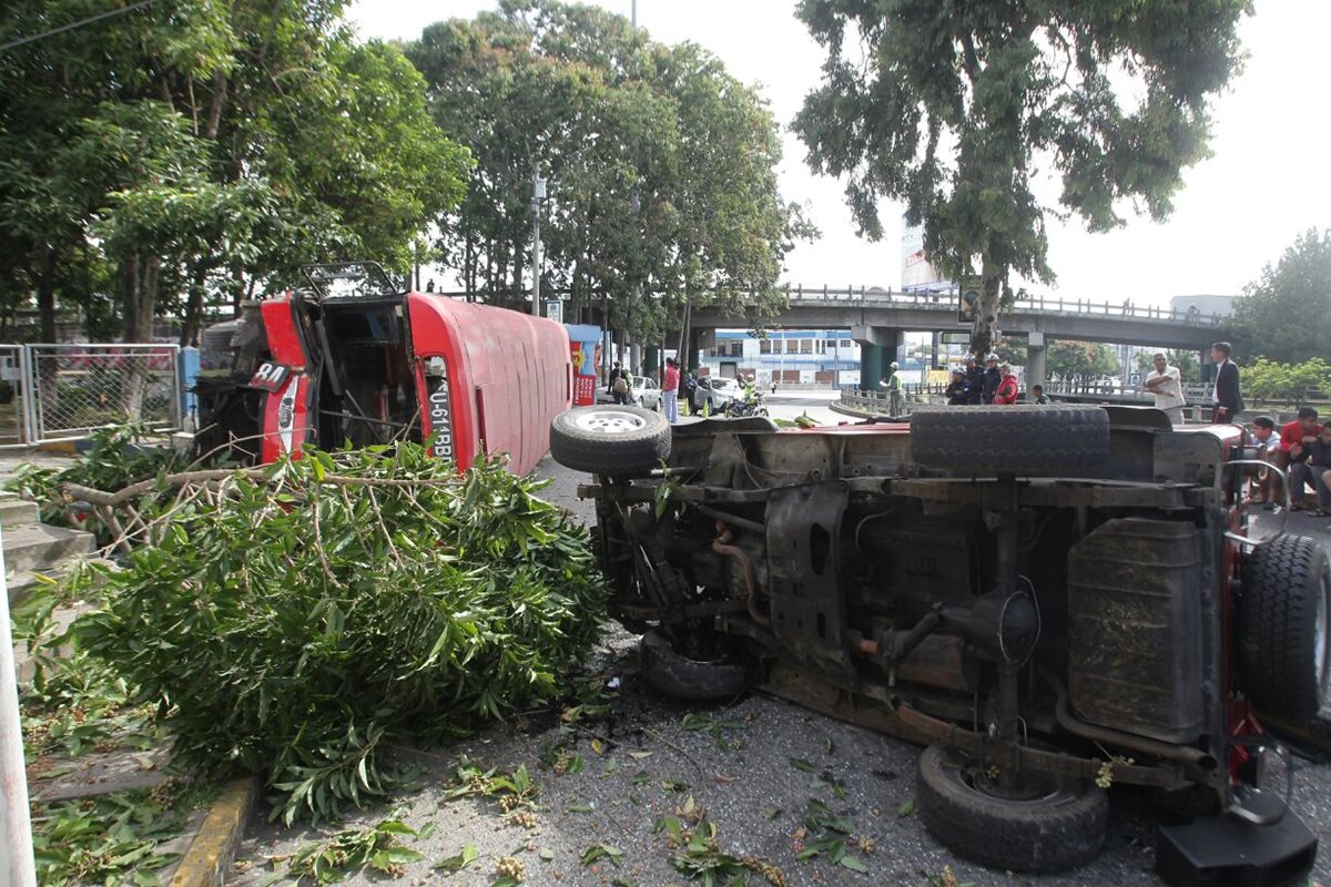 Un accidente de tránsito ocurrido en la zona 13 capitalina dejó el saldo de 10 heridos. (Foto Prensa Libre: Álvaro Interiano)