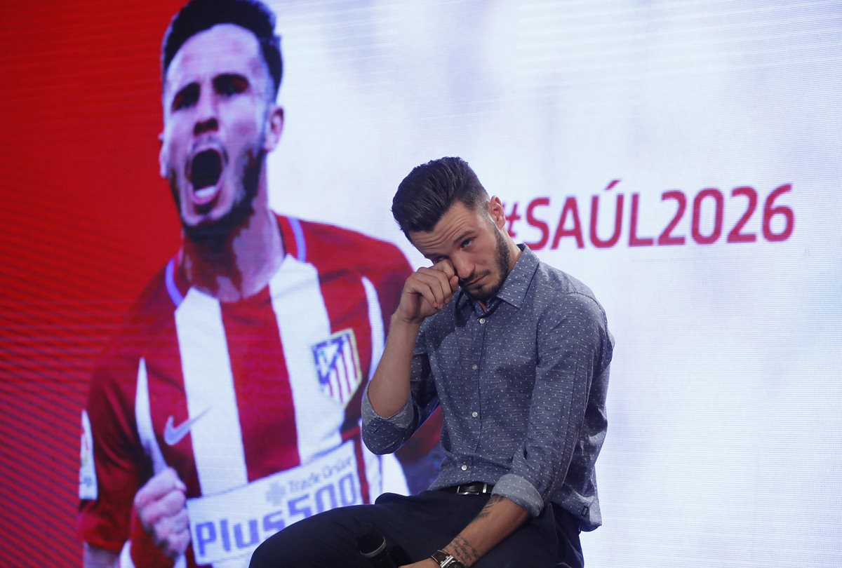 El jugador del Atlético de Madrid, Saúl Ñíguez, durante el acto de su renovación con el club rojiblanco. (Foto Prensa Libre: EFE)
