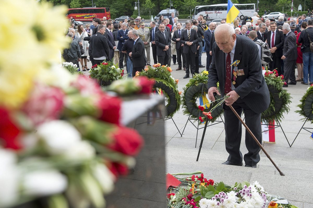 Un veterano de la II Guerra Mundial deposita claveles sobre el monumento a los soldados soviéticos en Berlín, Alemania. (Foto Prensa Libre: EFE).