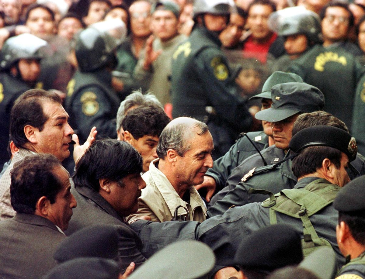 Miembros de la Policía trasladan a Montesinos a una cárcel en Perú en 2001. (Foto: AFP)