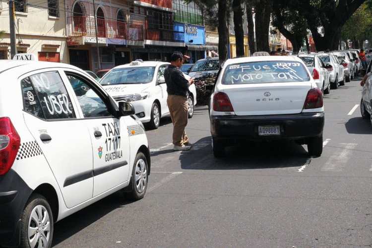 Varios taxis se unieron a las protestas anunciadas para este día.
