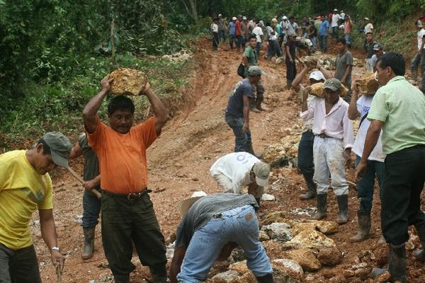 Vecinos trabajan  en arreglo de acceso.