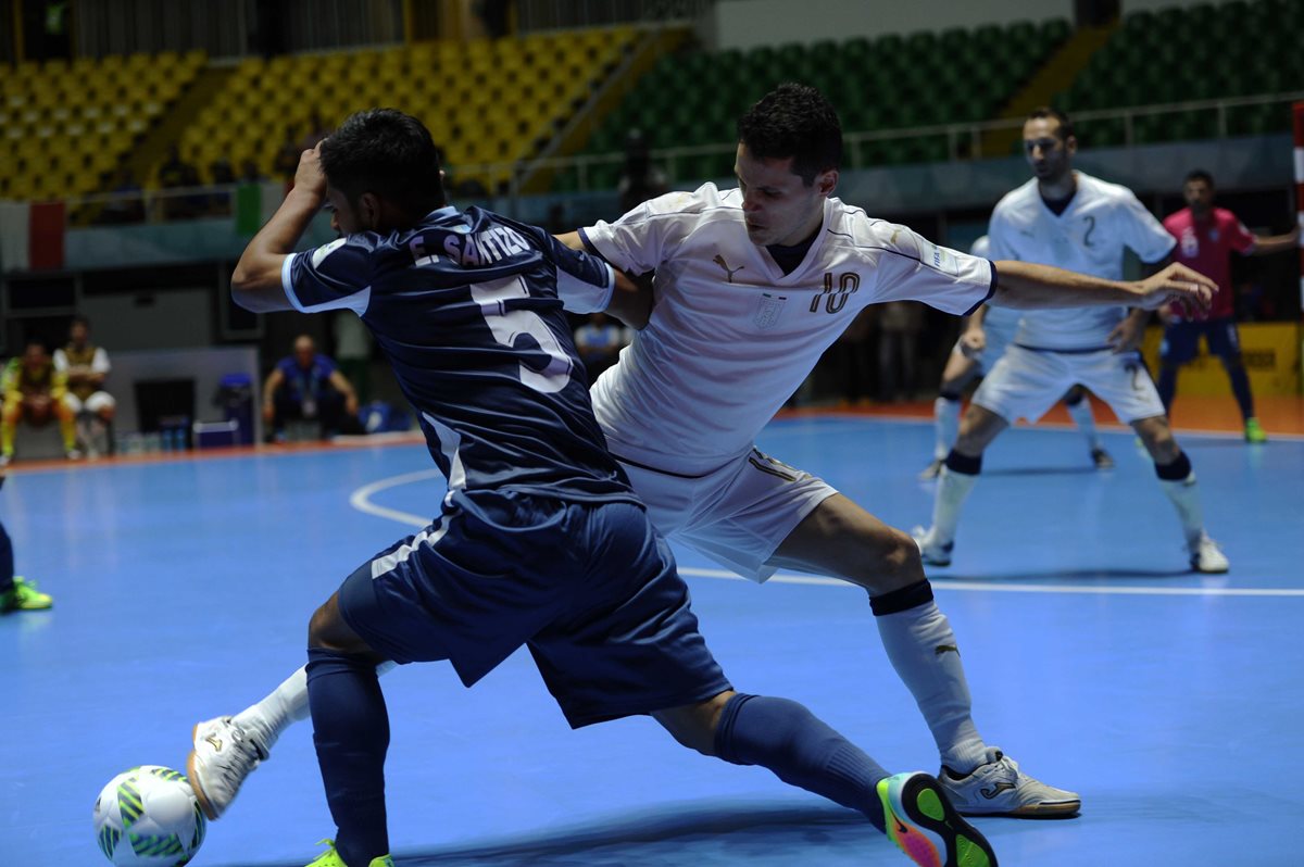 La selección de futsal de Guatemala intentó evitar la derrota frente a los italianos. (Foto Prensa Libre: Francisco Sánchez)