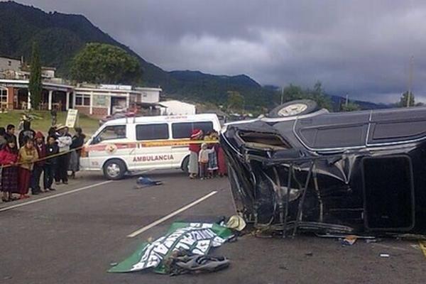 Curiosos permanecen en el lugar donde se produjo el accidente. (Foto Prensa Libre: Bomberos Voluntarios)<br _mce_bogus="1"/>
