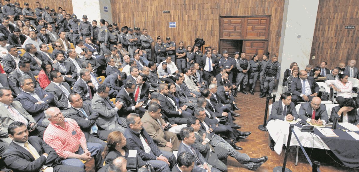 La audiencia de primera declaración se ha prolongado ya que son más de 50 los detenidos. (Foto Prensa Libre: Paulo Raque)