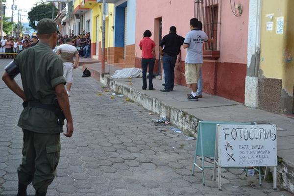 El crimen se cometió luego que la víctima retiró dinero de una empresa de encomiendas. (Foto Prensa Libre: Edwin Paxtor)<br _mce_bogus="1"/>