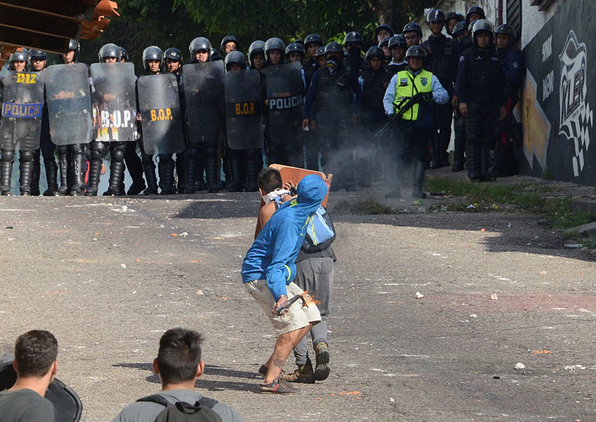 Un grupo de estudiantes que protestaba contra el regimen de Nicolás Maduro, se enfrenta a la Policía en San Cristobal, estado de Tachira. (Foto Prensa Libre: AFP).