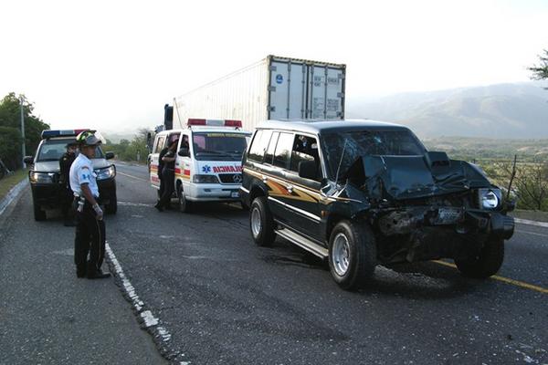 Cuatro integrantes de una familia resultaron heridos en el accidente del km 95 de la ruta al Atlántico, San Agustín Acasaguastlán. (Foto Prensa Libre: Héctor Contreras)