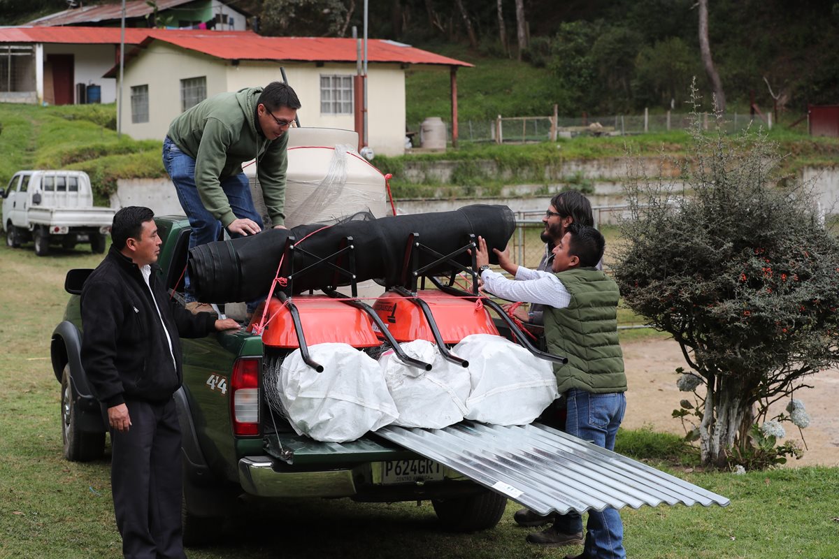 Fundaeco hizo entrega de herramientas para ampliar los viveros forestales en cinco municipalidades. (Foto Prensa Libre: Óscar Felipe Quisque)