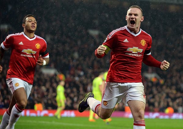 Wayne Rooney (d), del Manchester United, celebra después de anotar el único gol de su equipo frente al CSKA Moscú. (Foto Prensa Libre: EFE)