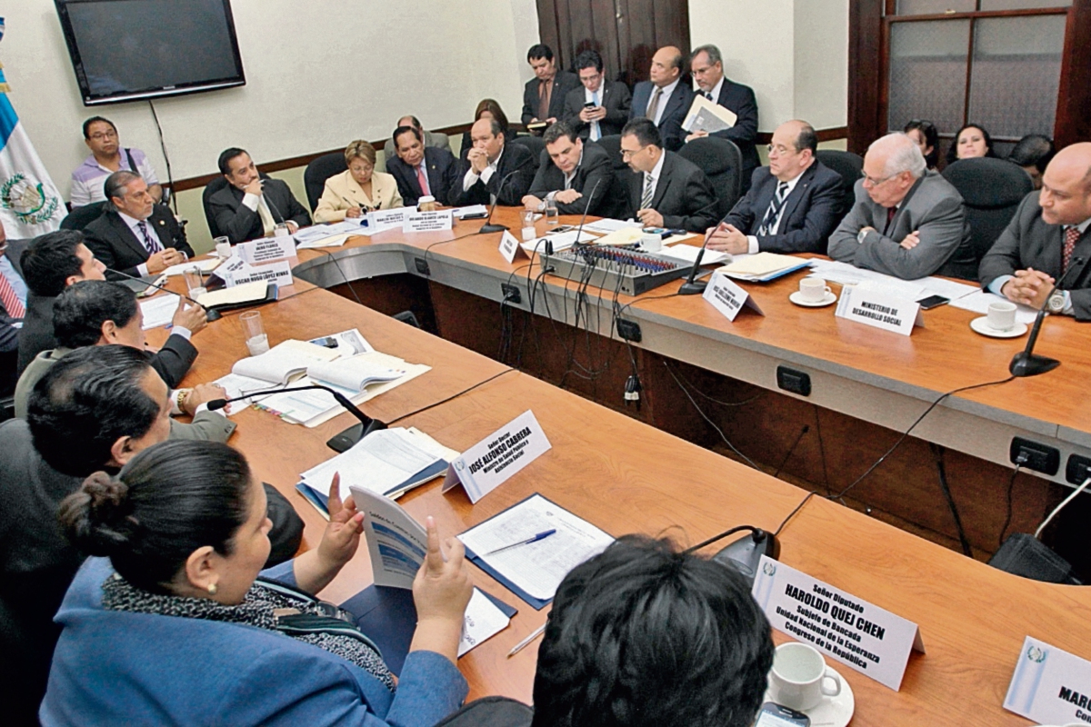 Los integrantes de la Comisión de Finanzas y ministros sostuvieron ayer la primera reunión para conocer la situación financiera del Ejecutivo. (Foto Prensa Libre: Érick Ávila)