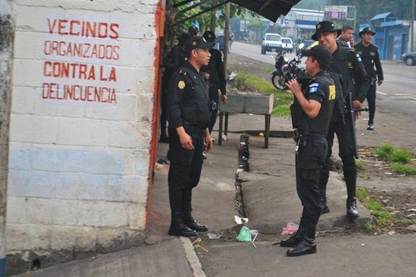 Autoridades permanecen frente a la vivienda donde fue capturada López, en San Sebastián. (Foto Prensa Libre: Jorge Tizol) <br _mce_bogus="1"/>