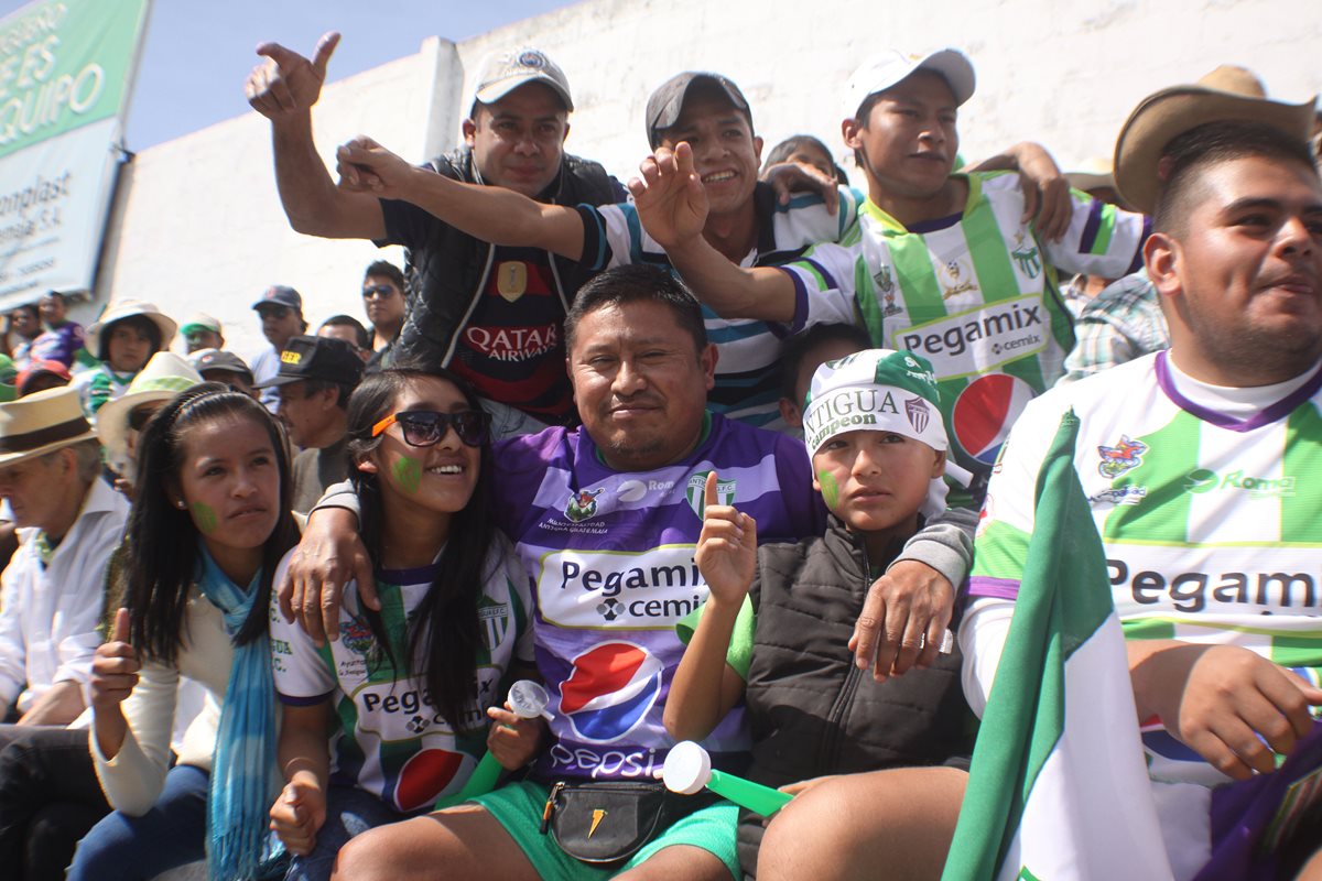 Aficionados de Antigua GFC disfrutaron del triunfo de su equipo frente a Municipal en la segunda jornada del torneo Clausura. (Foto Prensa Libre: Jesús Cuque)