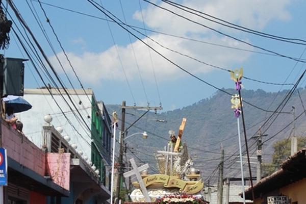 La consagrada imagen de Jesús Nazareno Dulce Rabí de Jocotenango es sacada en procesión por las calles de Antigua. (Foto Prensa Libre: Miguel López)