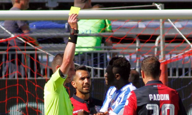 El árbitro Daniele Minelli expulsó a Sulley Muntari con doble amarilla después de los reclamos del jugador por insultos racistas en su contra. (Foto Prensa Libre: AP).