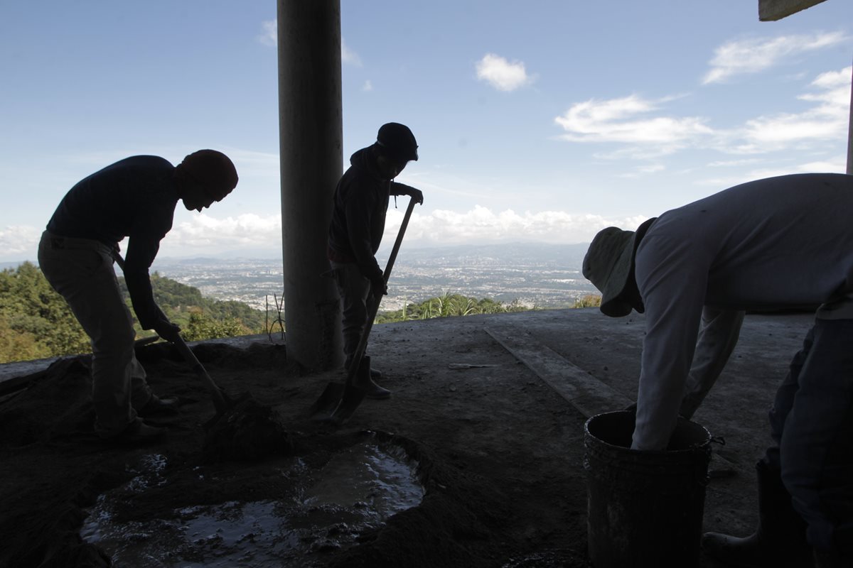 Sectores recomiendan a la contraloría ejercen más control en la ejecucción de obra publica  en Guatemala. (Foto Prensa Libre: Hemeroteca PL)